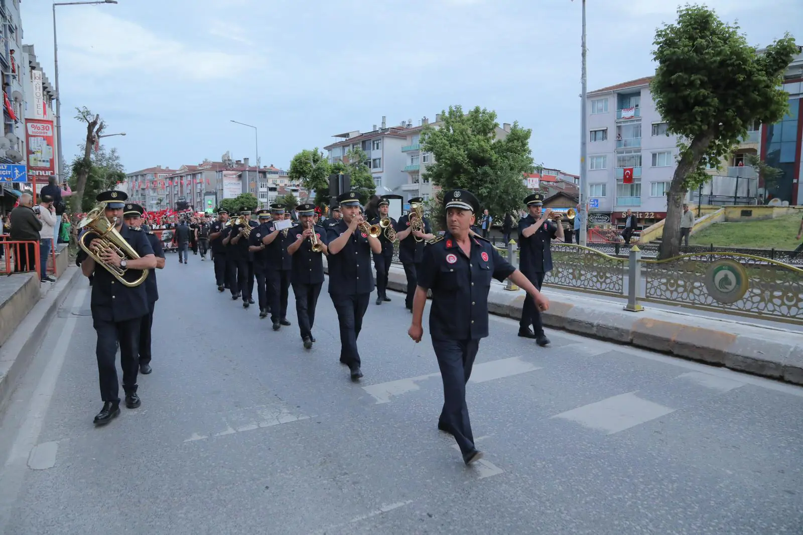 EDİRNE’DE 19 MAYIS: SOKAKLARDA FENER ALAYI, SAHNEDE EMRE AYDIN galeri görseli